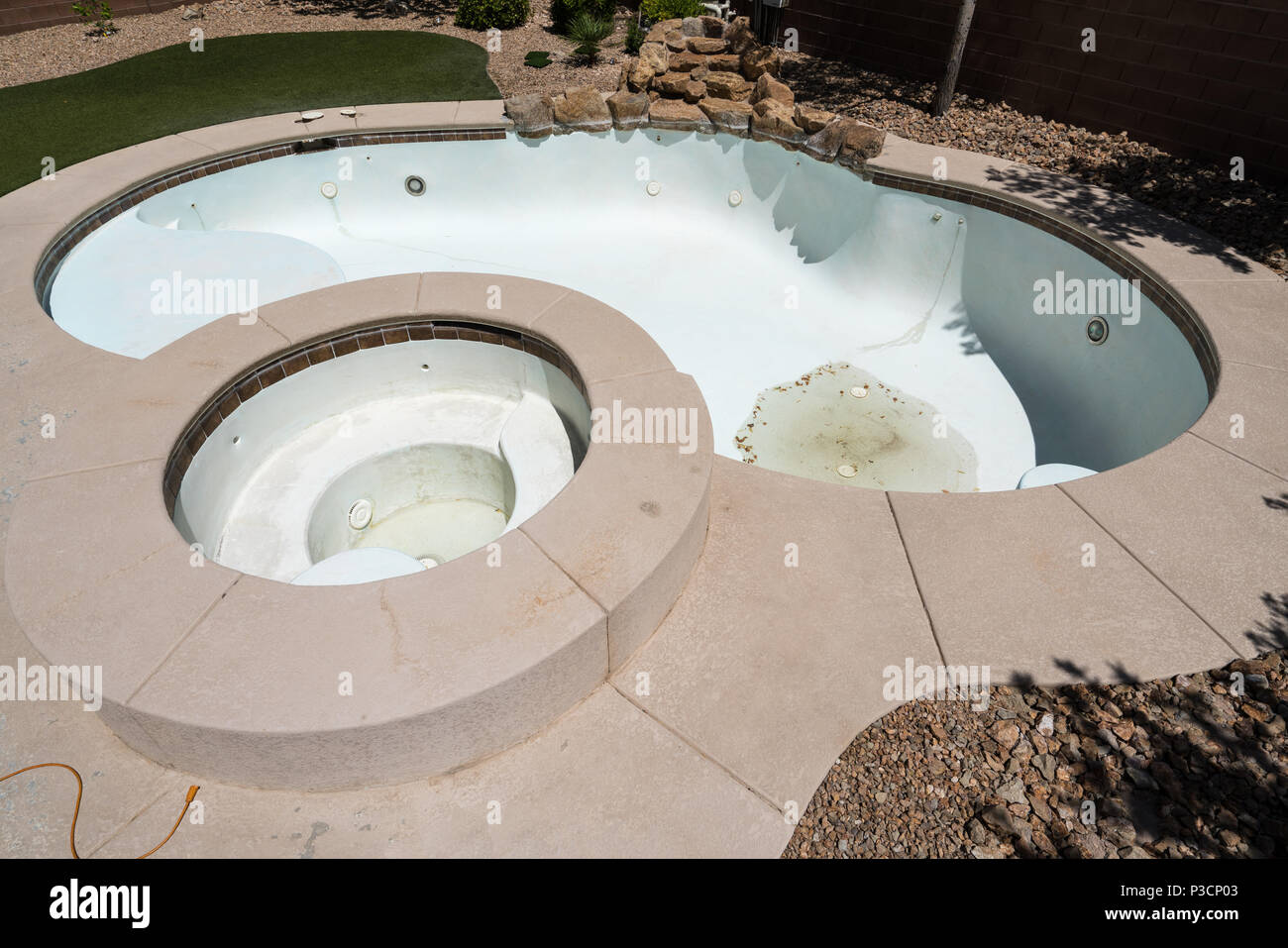 Kidney shape pool with round spa hires stock photography and images