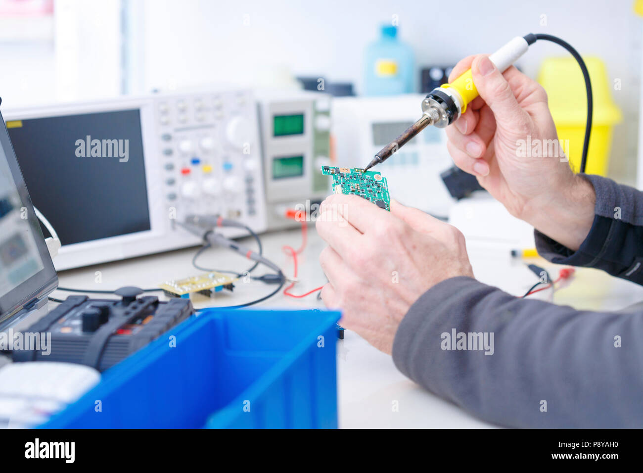 Fixing electronics hires stock photography and images Alamy