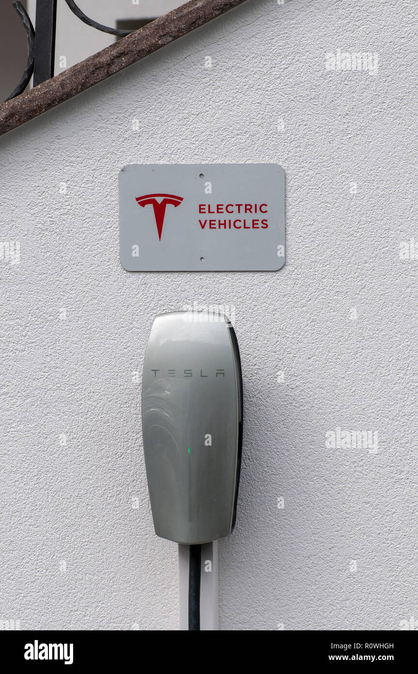 Electric car charging station Stock Photo Alamy