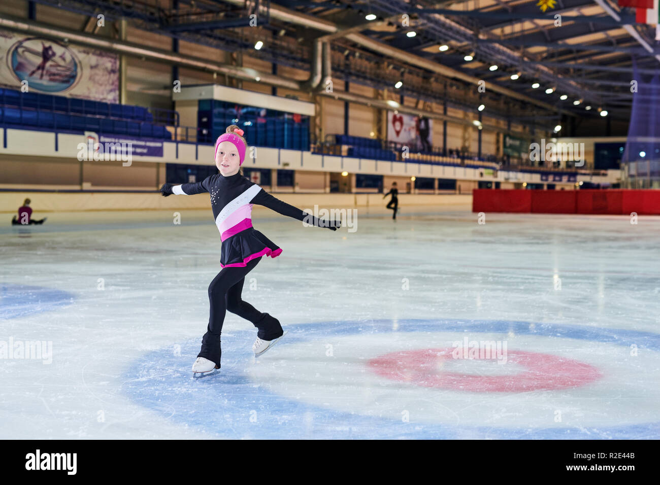 Teenage girl ice skating hires stock photography and images Alamy