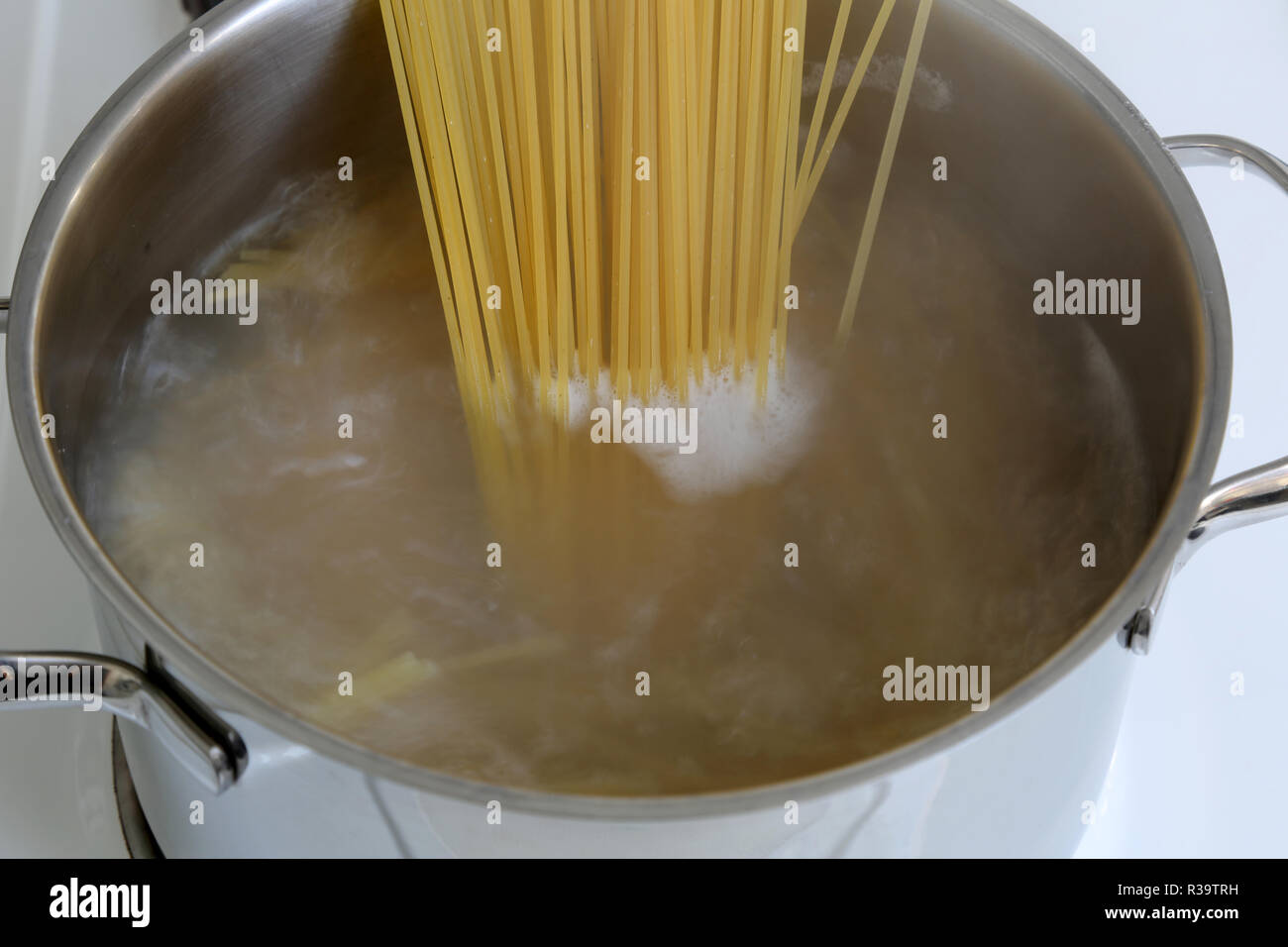 preparing spaghetti pasta Stock Photo Alamy