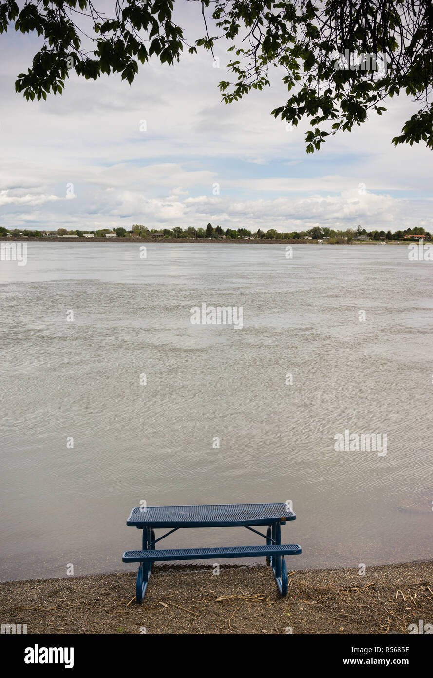 Picnic Table Riverside Columbia River Stock Photo Alamy