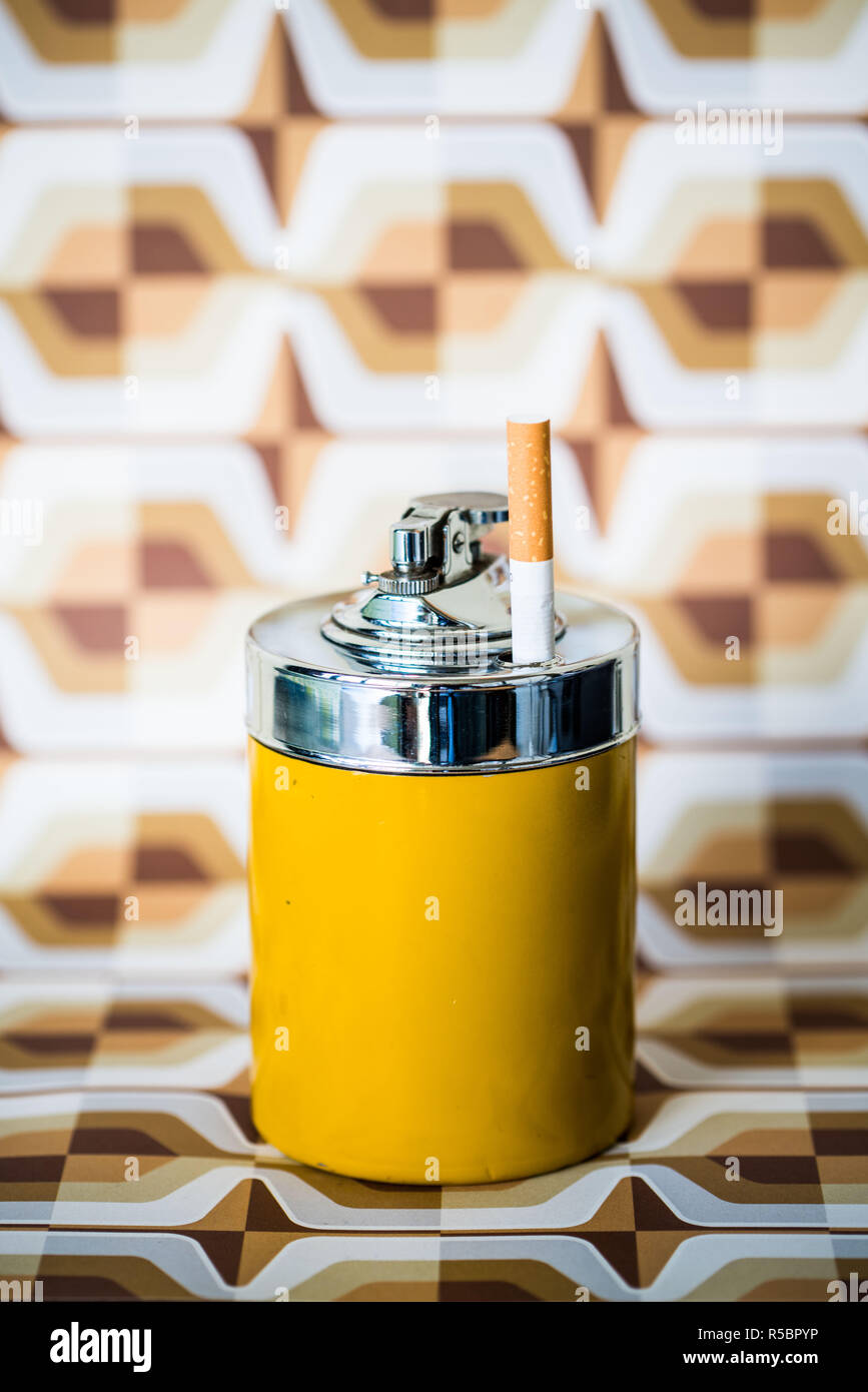 Cigarette dispenser hires stock photography and images Alamy