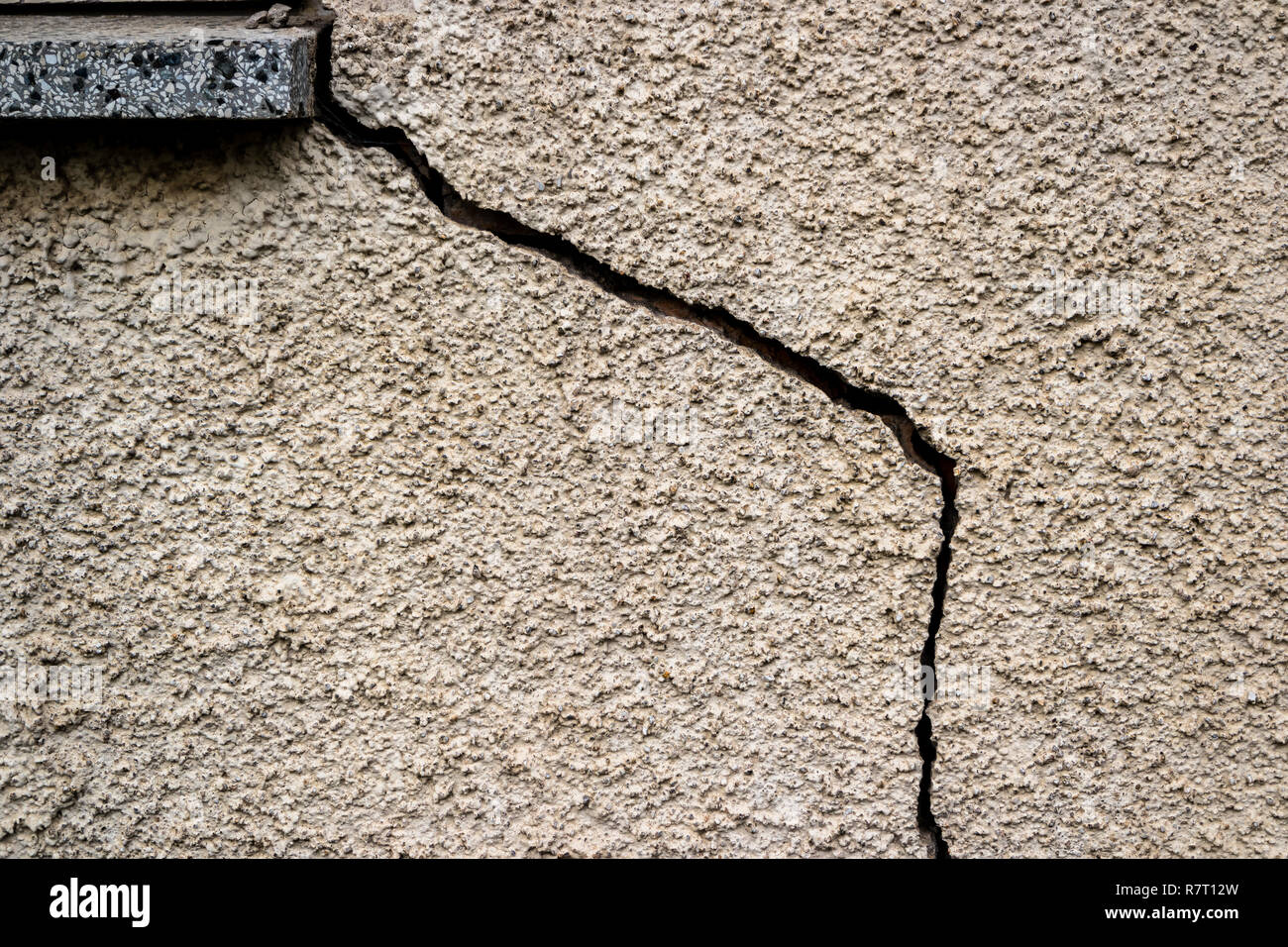 Crack in a wall construction defects Stock Photo Alamy