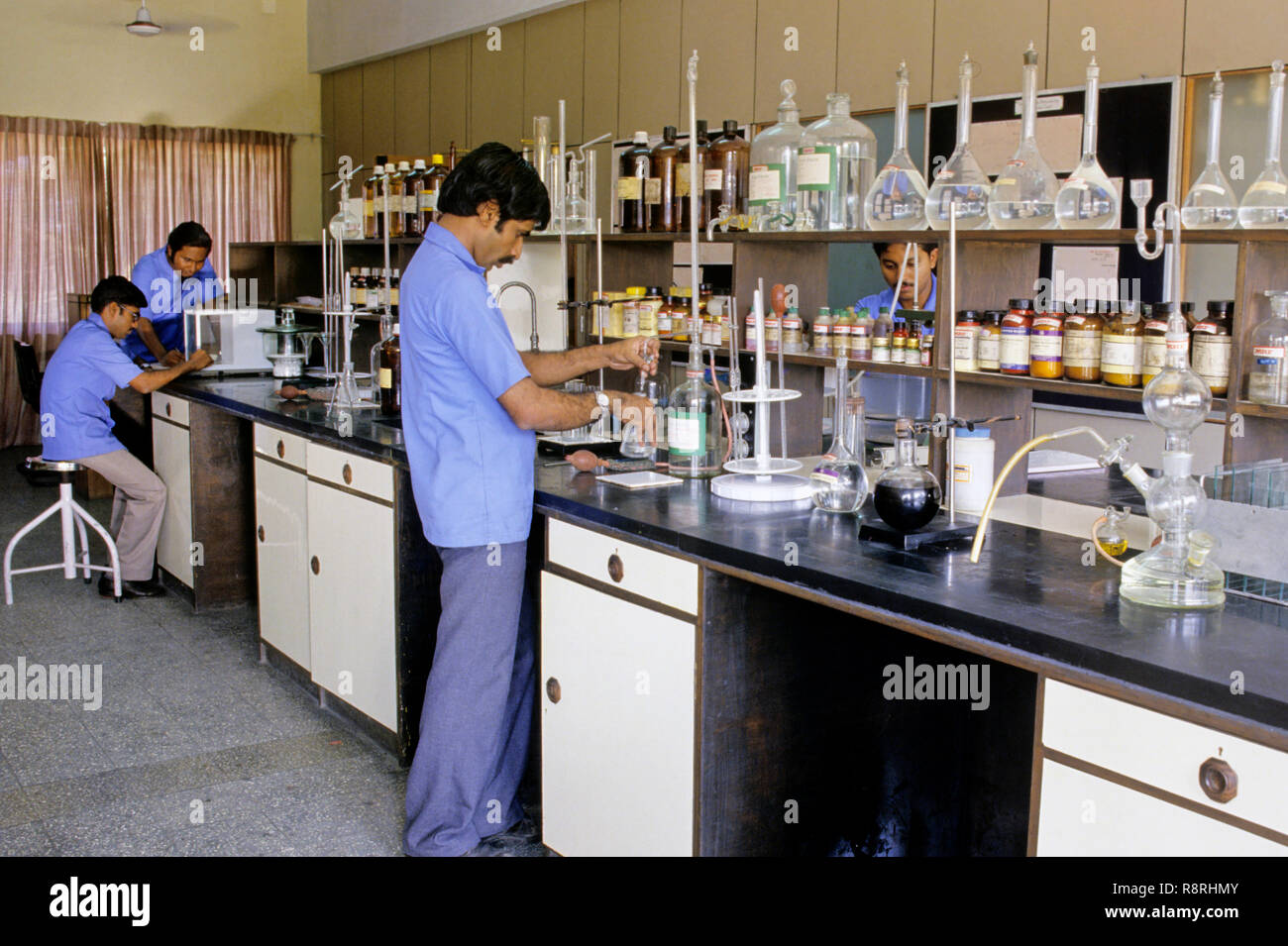 Pharmaceutical Plant, Lab technicians doing research Stock Photo Alamy