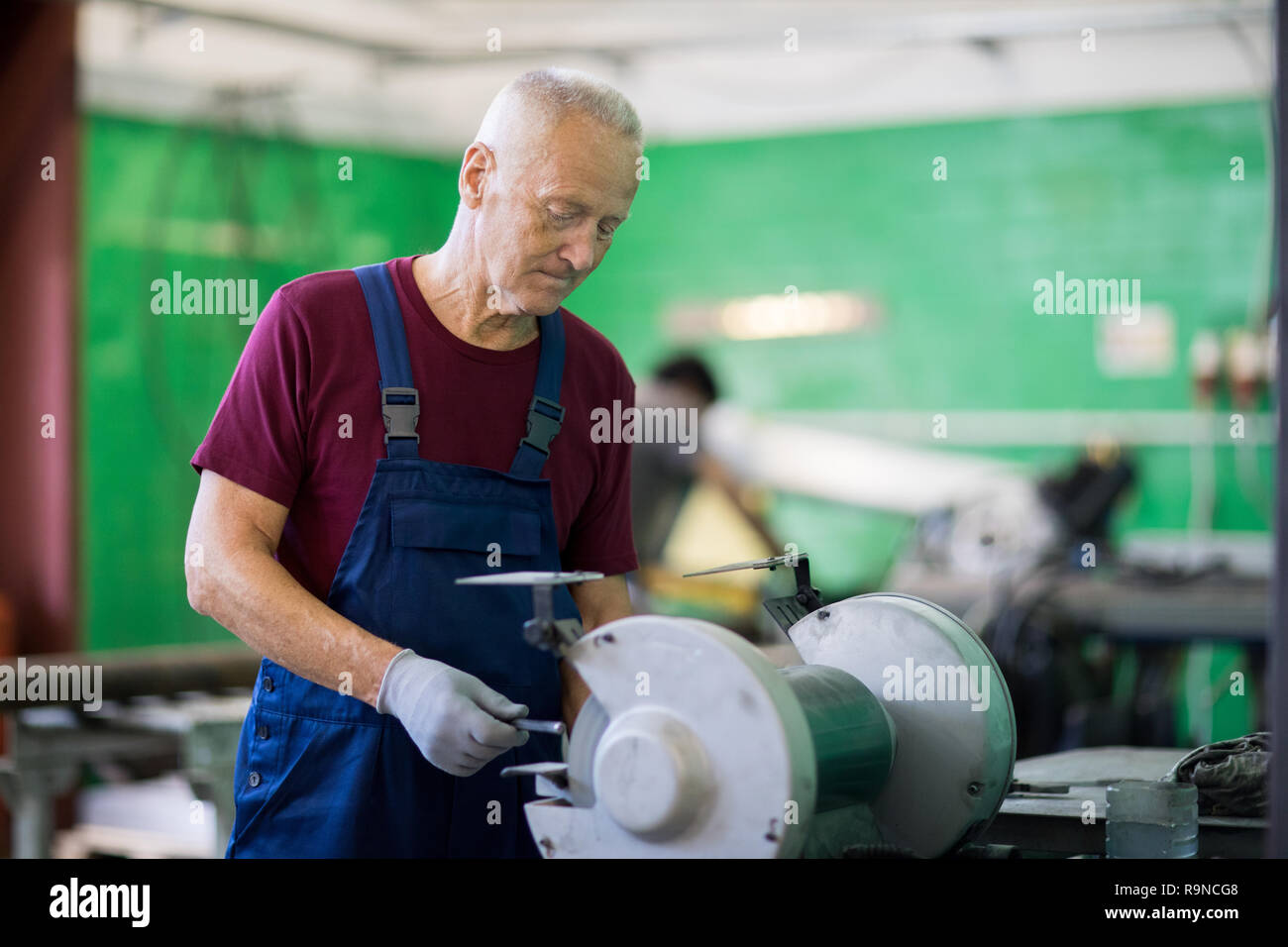 Man working on lathe machine Stock Photo Alamy(010)