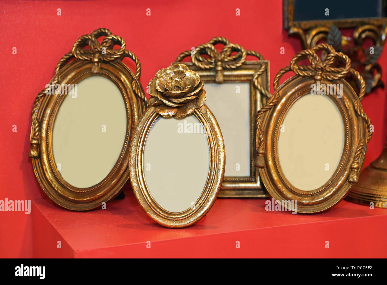 Oval picture frames antique hires stock photography and images Alamy