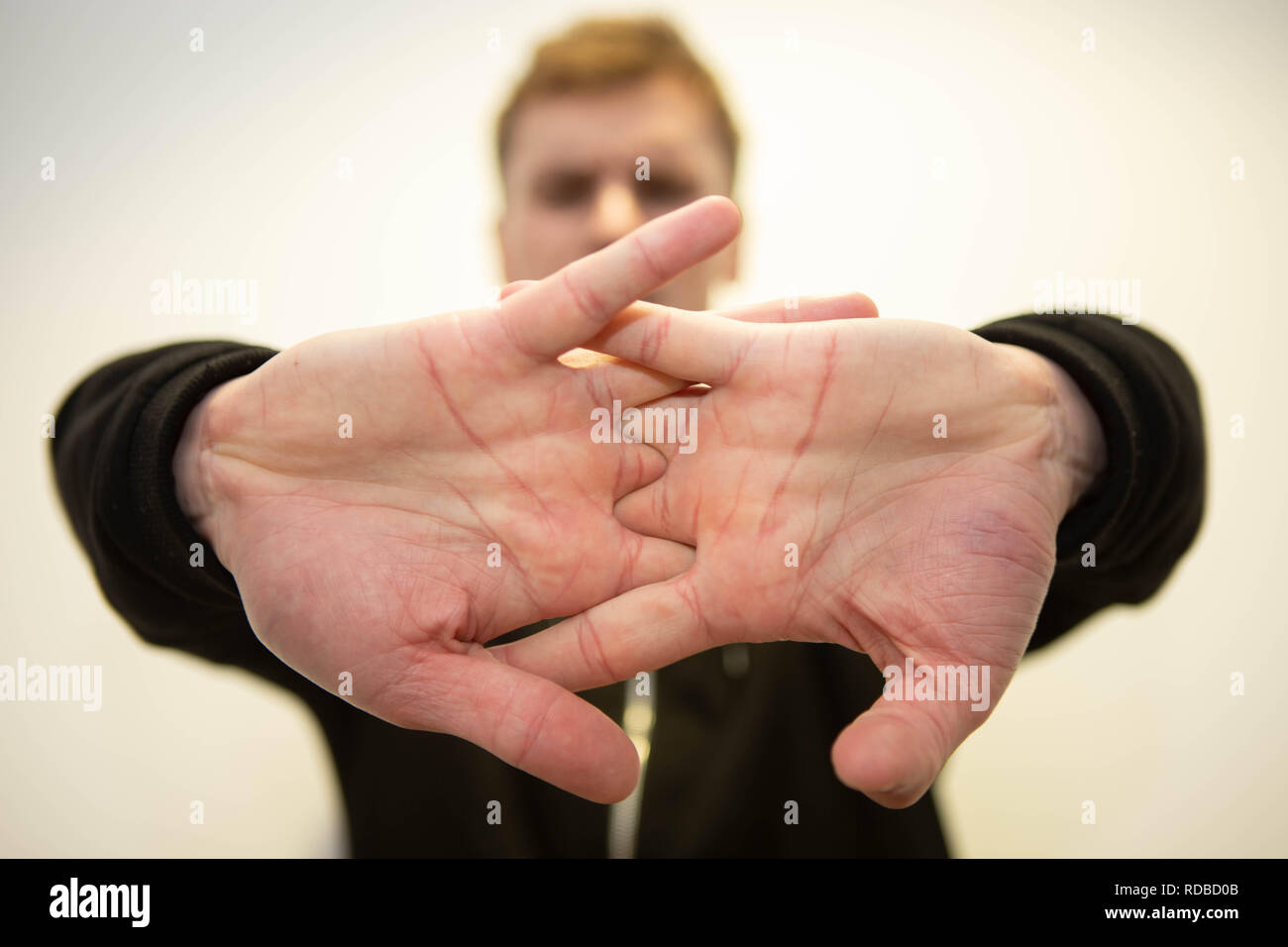 Cracking fingers hires stock photography and images Alamy