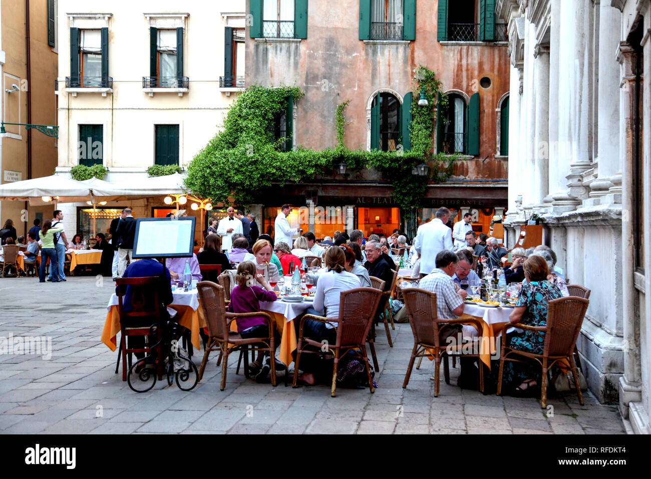 Outdoor dining in Venice Stock Photo Alamy