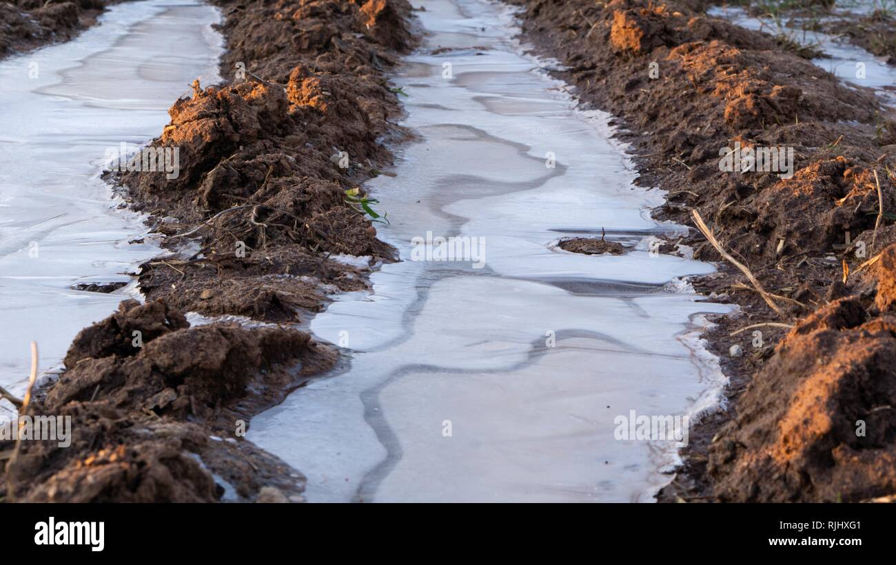 Frozen mud hires stock photography and images Alamy