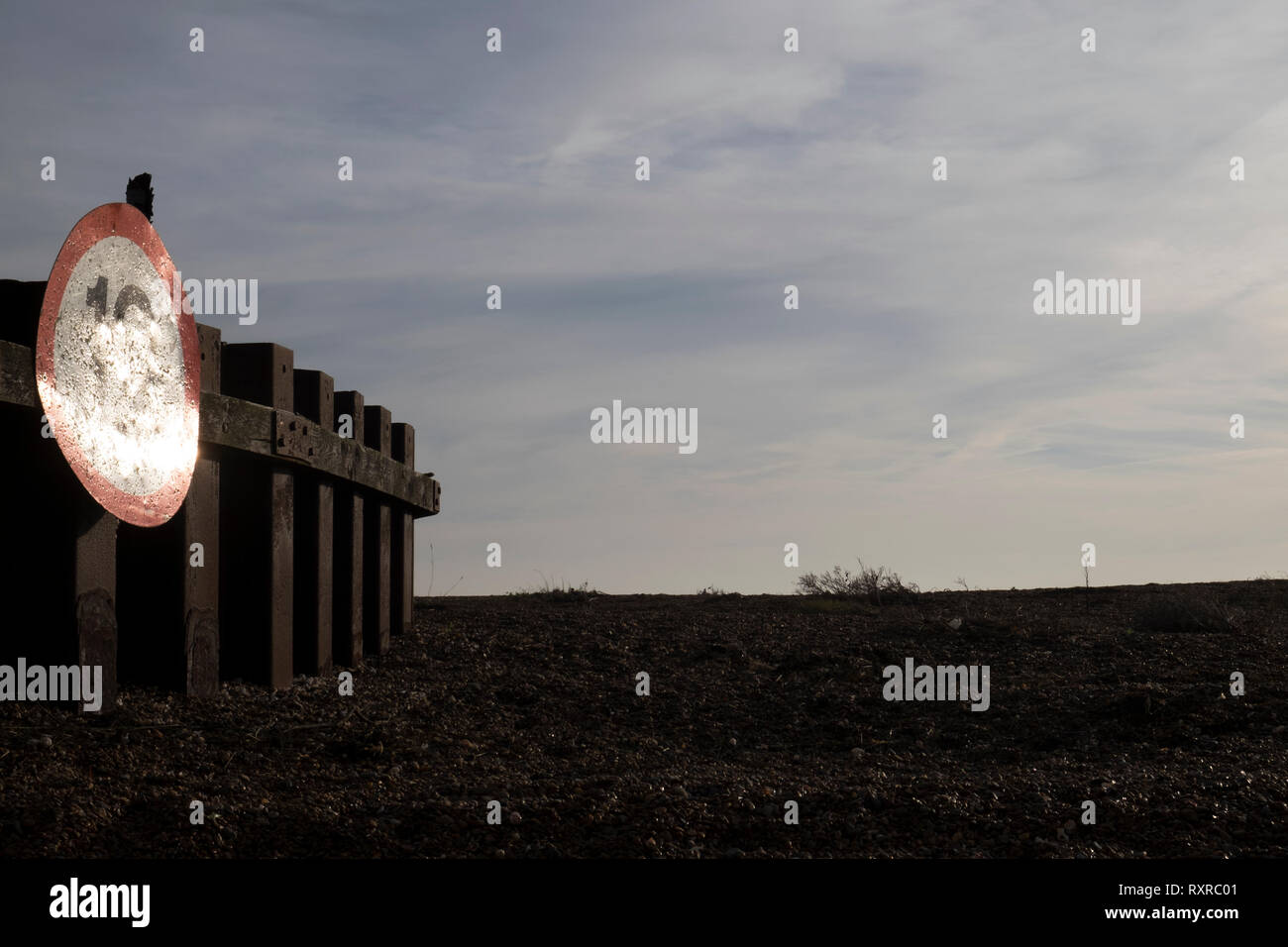 10mph river speed limit sign Stock Photo Alamy