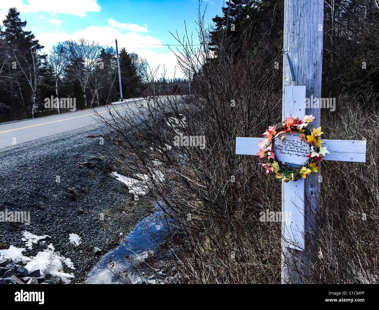 Roadside memorial and cross Stock Photo Alamy