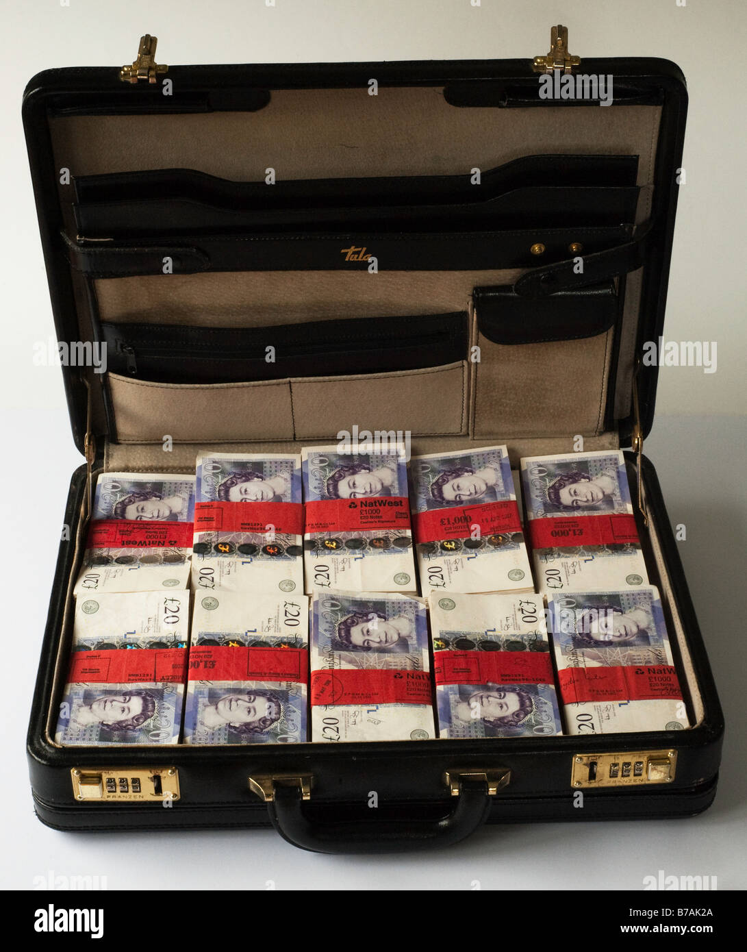 Koffer voller bargeld Fotos und Bildmaterial in hoher Auflösung Alamy