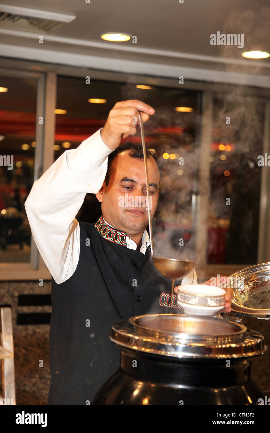Kellner im Restaurant Stockfotografie Alamy