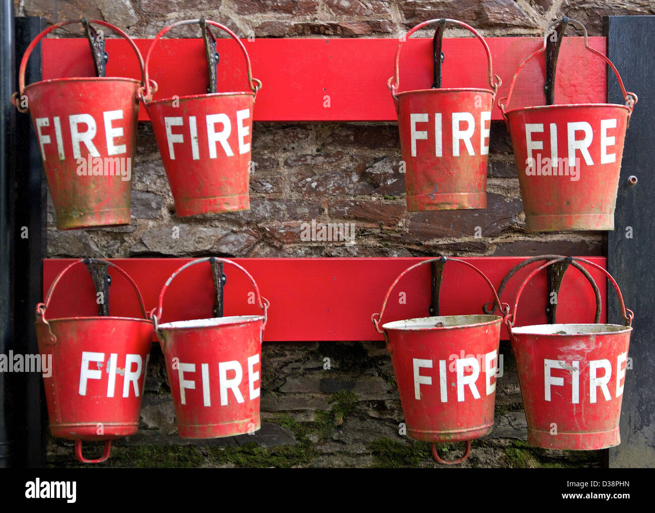 Fire Extinguisher Sand Bucket Stockfotos & Fire Extinguisher Sand