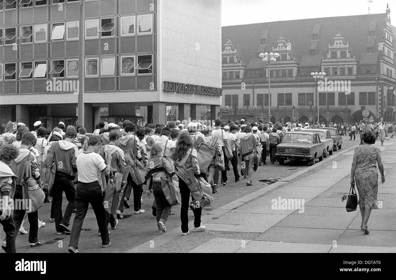 Junge Menschen marschieren durch Leipzig, DDR Turn und Sportfest der