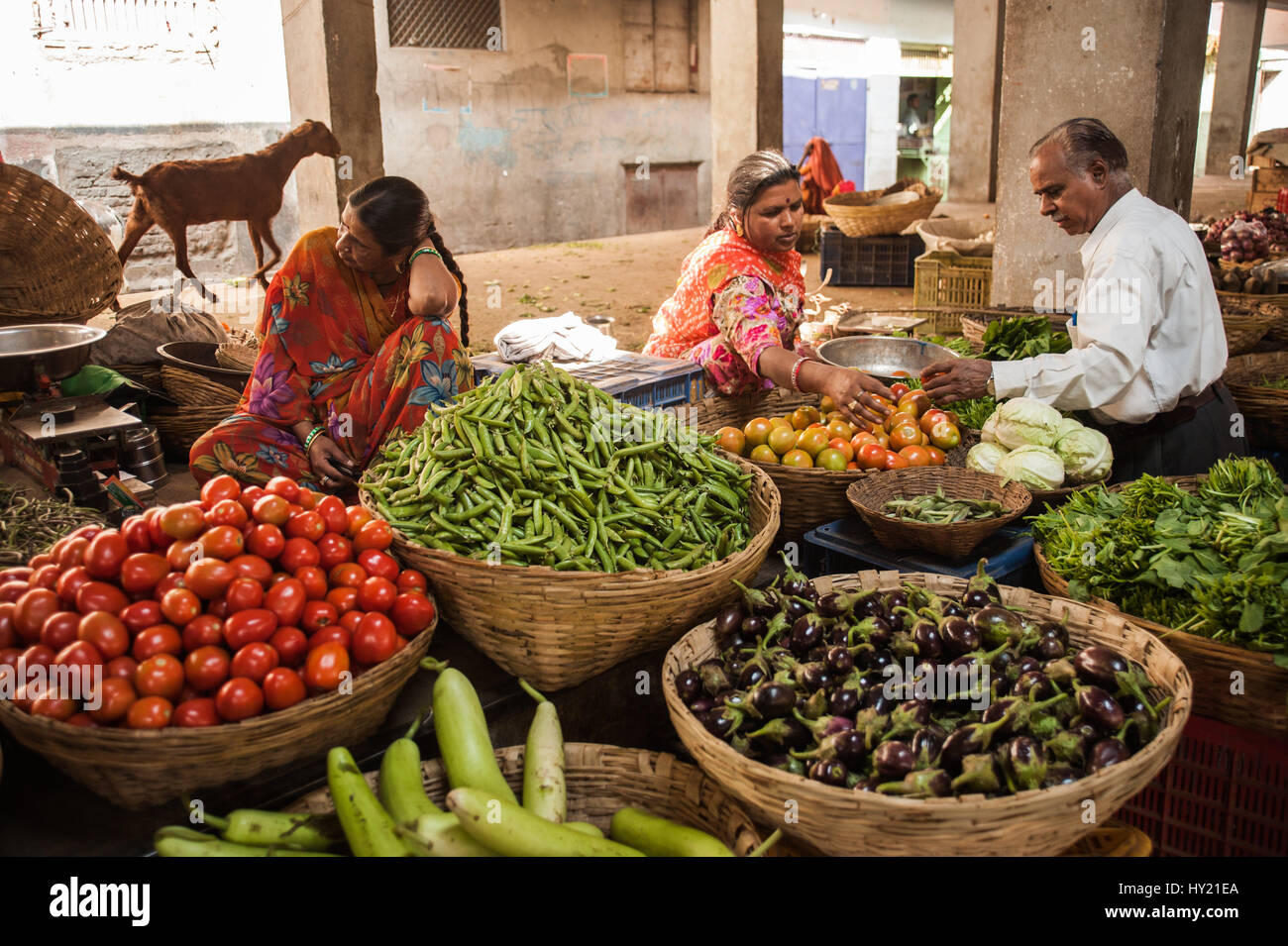 Indische Frauen, Die Gemüse Kaufen Stockfotos & Indische Frauen, Die Gemüse Kaufen Bilder Alamy