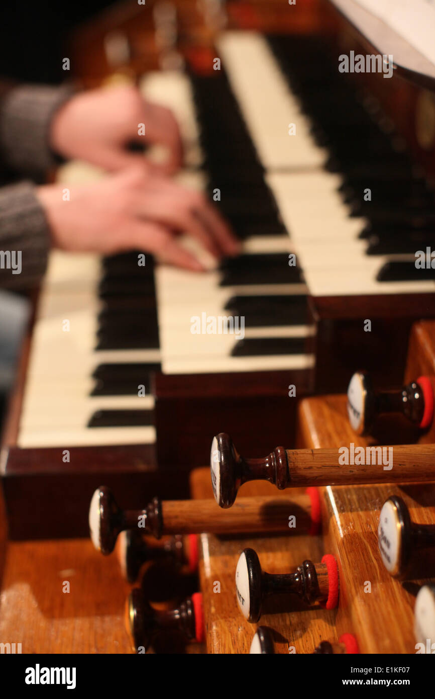 Organo che suona immagini e fotografie stock ad alta risoluzione Alamy