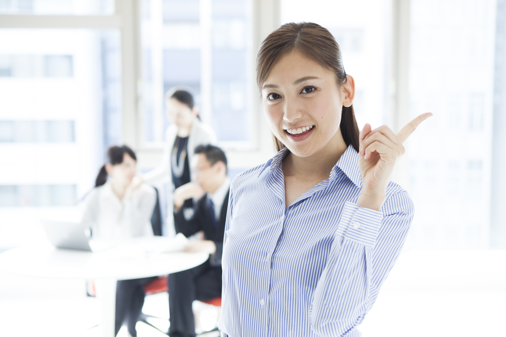 職場で元気な女性 サイエcayest!