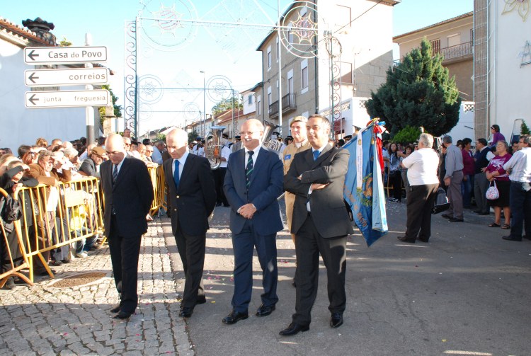Procissão em honra de Nossa Senhora dos Remédios atrai