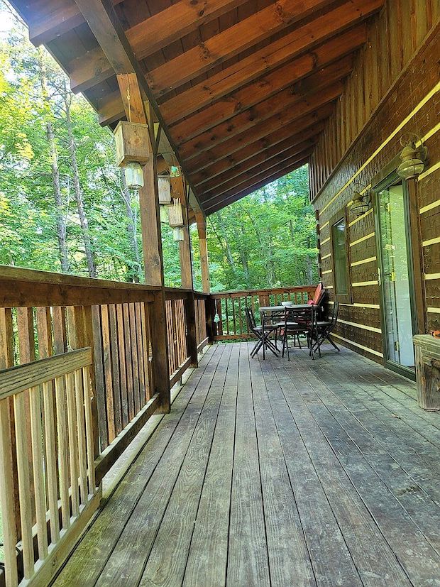 THIS SECLUDED CABIN HAS A SPACIOUS BASEMENT Cabin Obsession