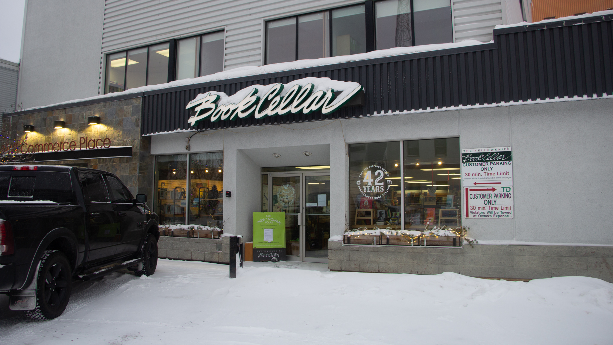 Yellowknife book store to close early over ‘weapon threats’