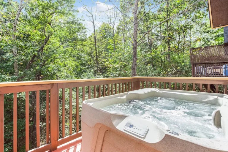 Cabins With Hot Tubs in Pigeon (For Every Budget in 2023 )