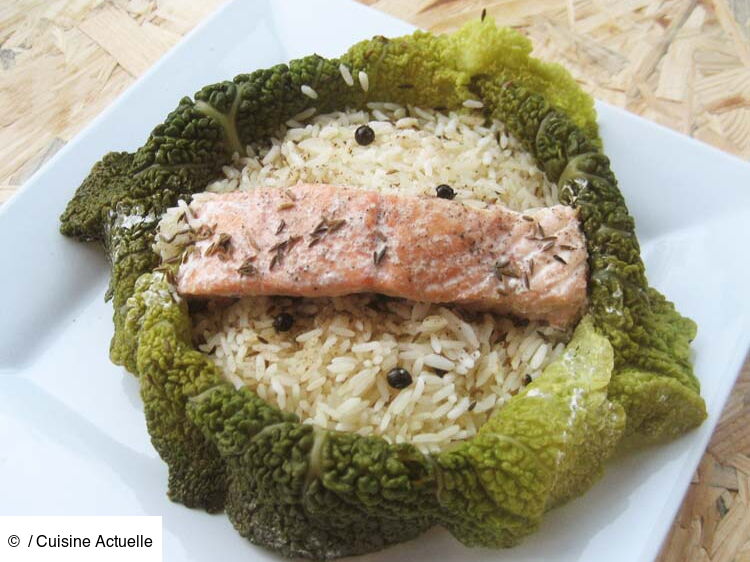 Saumon en papillote de chou vert frisé au cumin et aux baies de