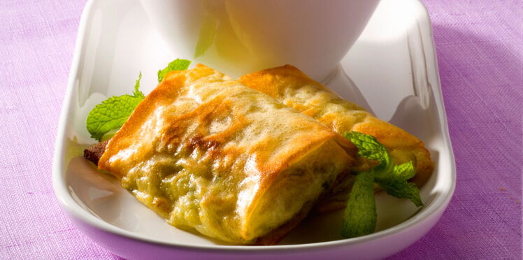 Feuille de riz,fromage frais,oeuf,oignon rouge,ciboulette,sel,poivre. Feuille De Brick Aux Courgettes Facile Decouvrez Les Recettes De Cuisine Actuelle