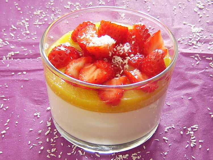 La panna cotta à la noix de coco, coulis à la mangue et fraises