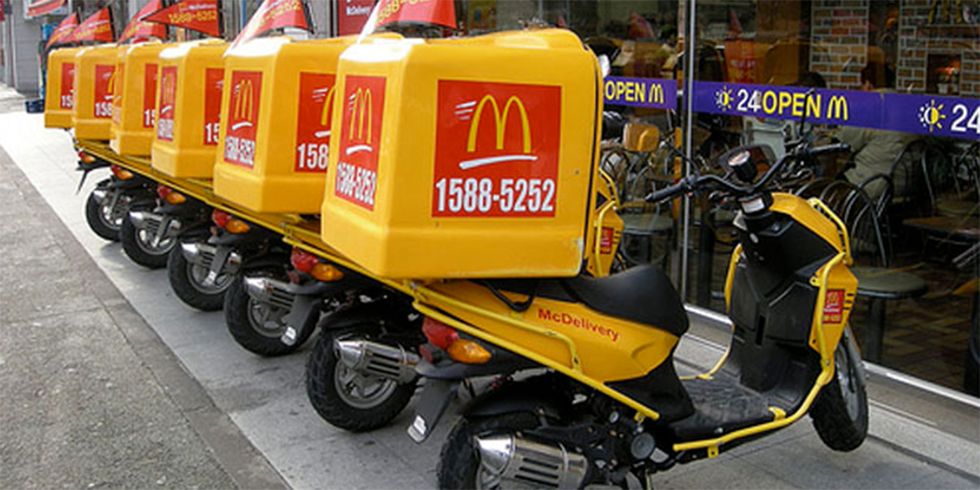 McDonald's va commencer la livraison à domicile Cosmopolitan.fr