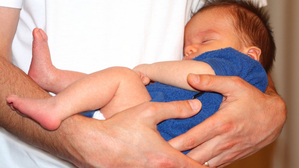 Pourquoi il est bon de bercer Bébé quand il a mal quelque