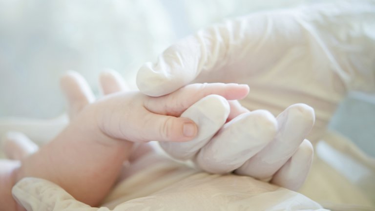 Un bébé de 3 semaines sauvé grâce à de la super glue