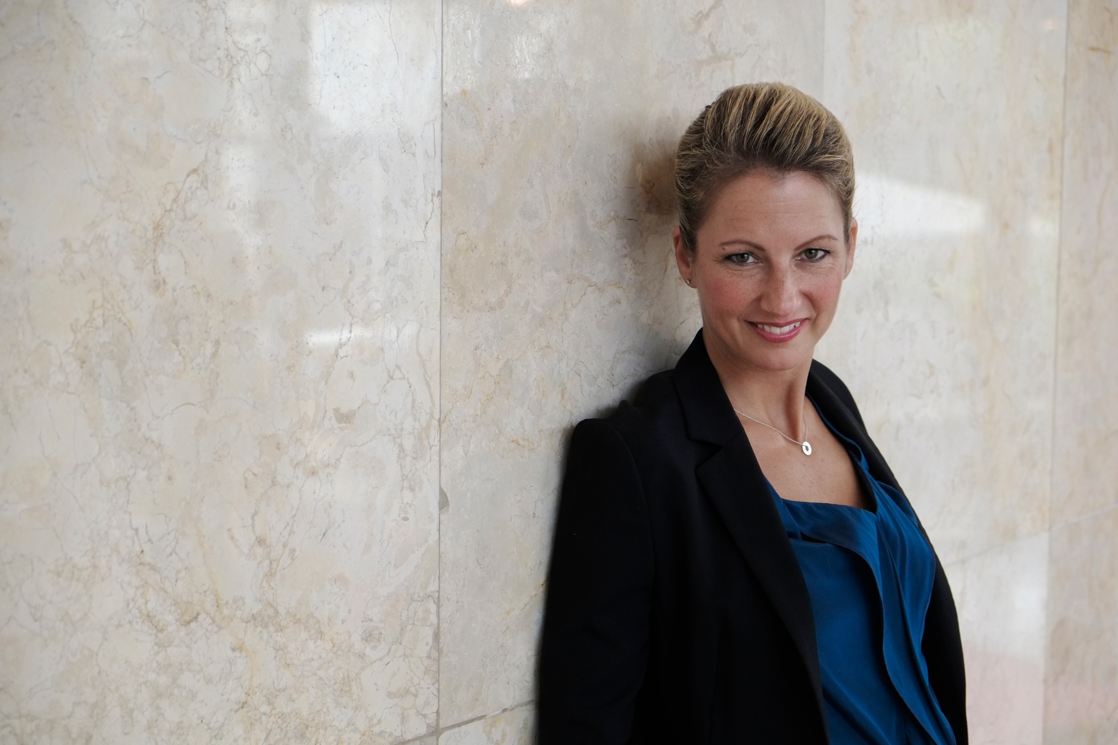 ARDBörsenkorrespondentin Sissi Hajtmanek moderiert die 18. Benefizgala "Lions Club Frankfurt