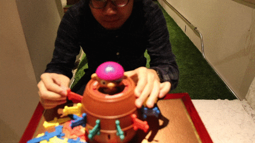 超飛び黒ひげ危機一髪Max5 確率は2400分の1！ 難易度100倍の「黒ひげ危機一発」を作ってみた - トゥギャッチ