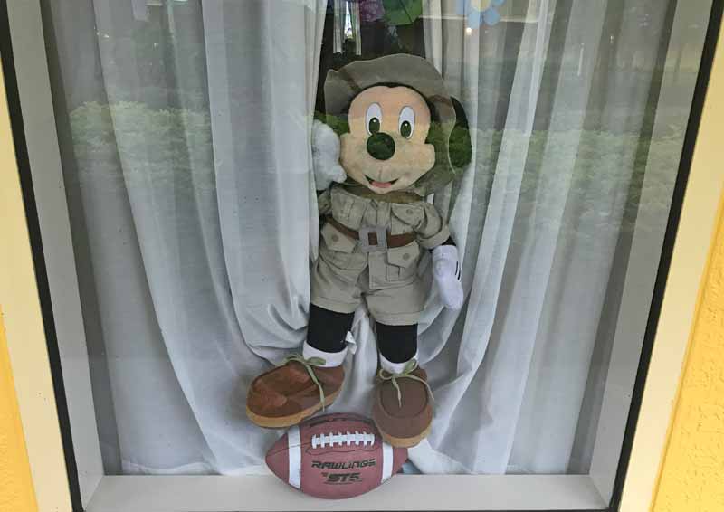 Super Fun Tips for Decorating Your Disney Resort Window