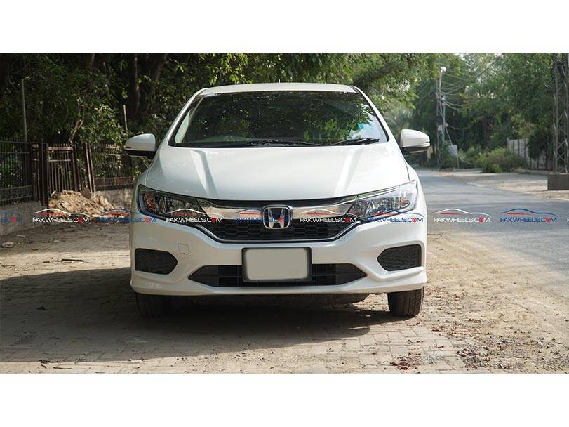 Compare Honda City and Toyota Corolla in Pakistan PakWheels