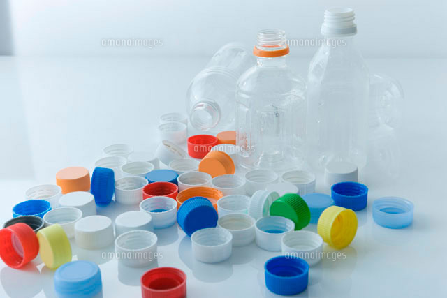 ペットボトルとカラフルなキャップ[10161002575]｜ 写真素材・ストックフォト・画像・イラスト素材｜アマナイメージズ