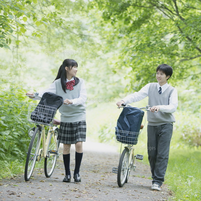 新緑の中で自転車を押す2人の学生[11017014757]｜ 写真素材・ストックフォト・画像・イラスト素材｜アマナイメージズ