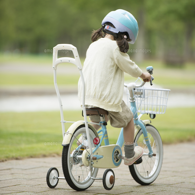 自転車に乗る女の子の後姿[11017016531]｜ 写真素材・ストックフォト・画像・イラスト素材｜アマナイメージズ