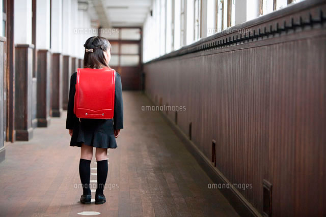 ランドセルを背負って廊下に立つ小学生の後姿[11032004100]｜ 写真素材・ストックフォト・画像・イラスト素材｜アマナイメージズ