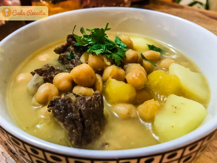 Sopa de grão de bico com batata, bacon e carne Cada Receita
