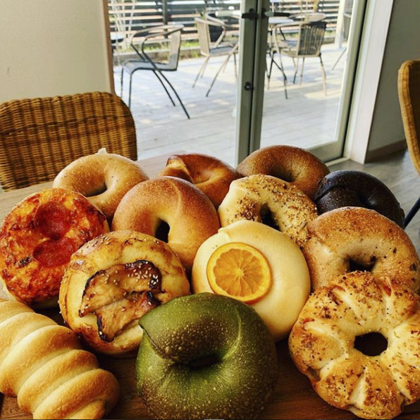 クローチェ CROCE&Co. 愛知県一宮市のカフェ。サイコロ食パンのモーニングサービスが人気。ベーグルは常時13種類を用意しています。