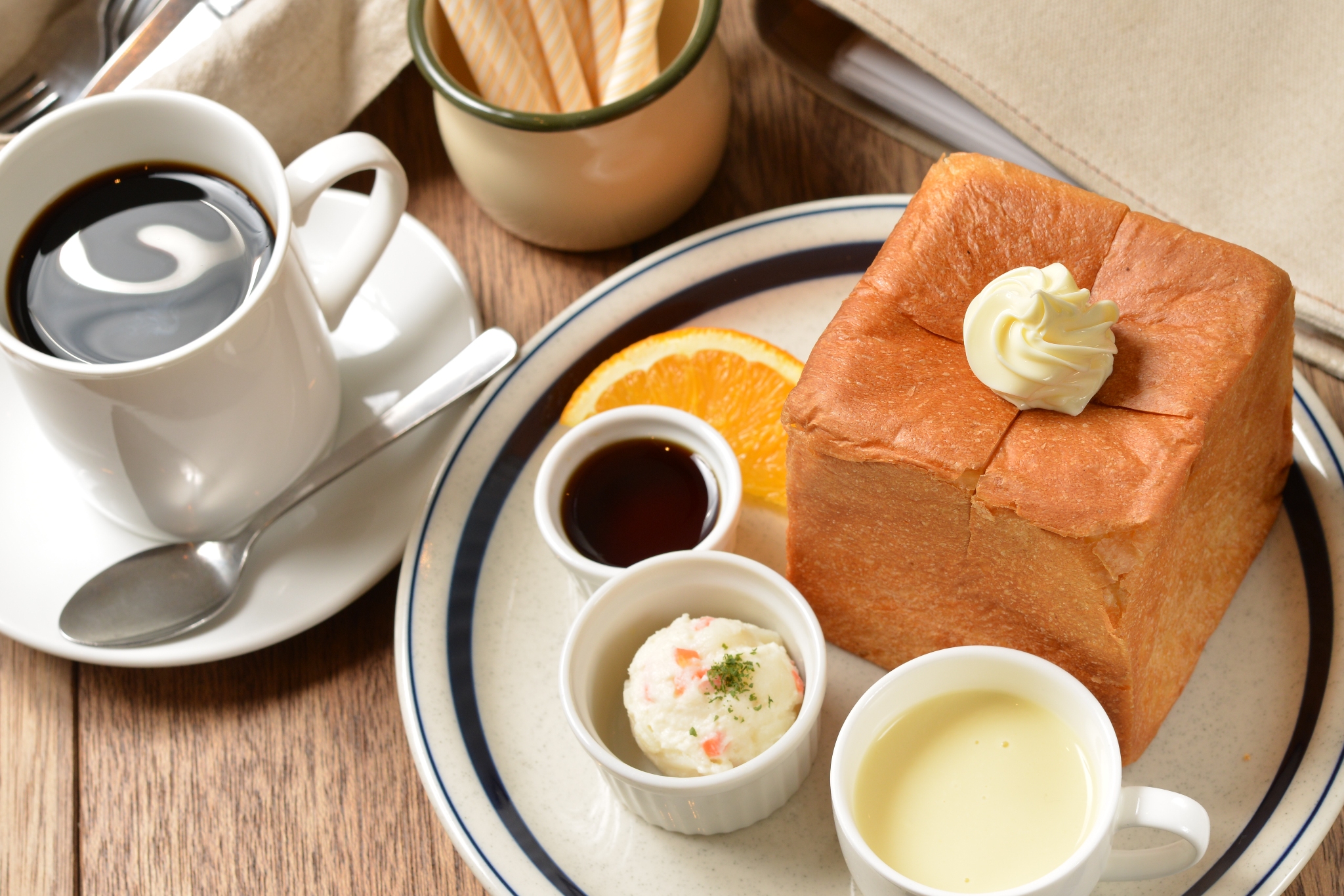 クローチェ CROCE&Co. 愛知県一宮市のカフェ。サイコロ食パンのモーニングサービスが人気。ベーグルは常時13種類を用意しています。