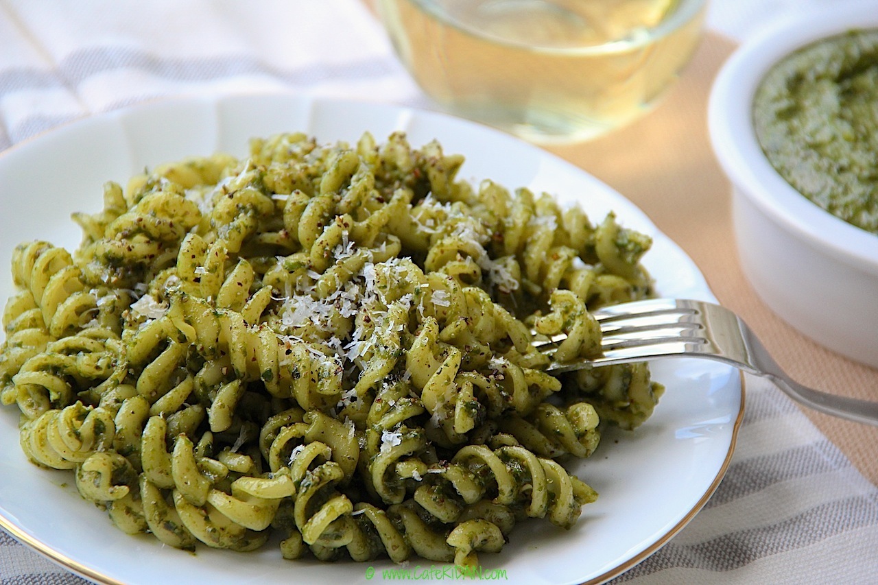 SPINACH AND BASIL PESTO PASTA Café RiDAN