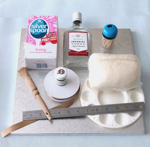 How to Make a Wood Effect Fondant Cake Board (Easy Tutorial)