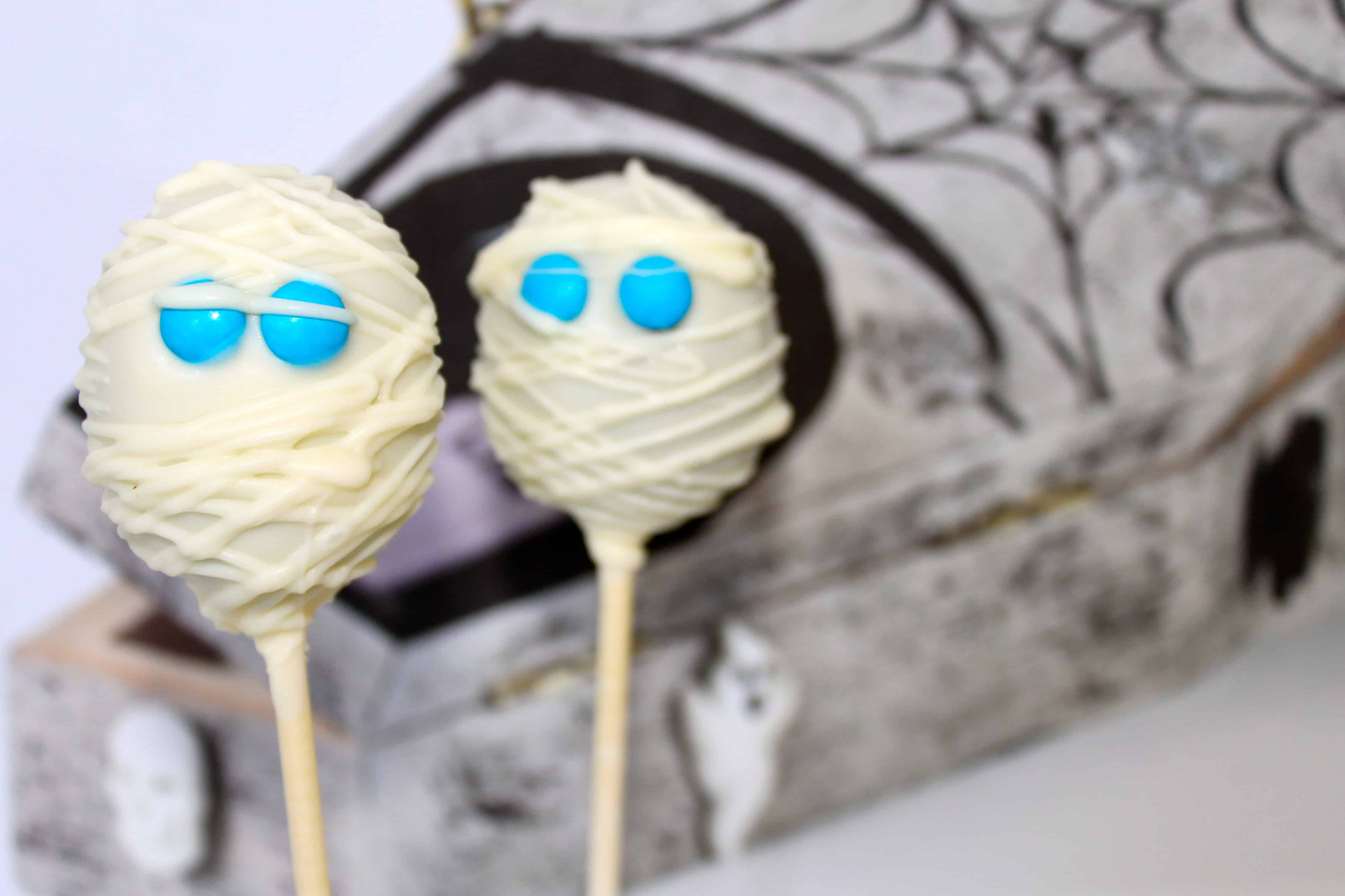 How to Make Spooky Halloween Mummy Cake Pops •