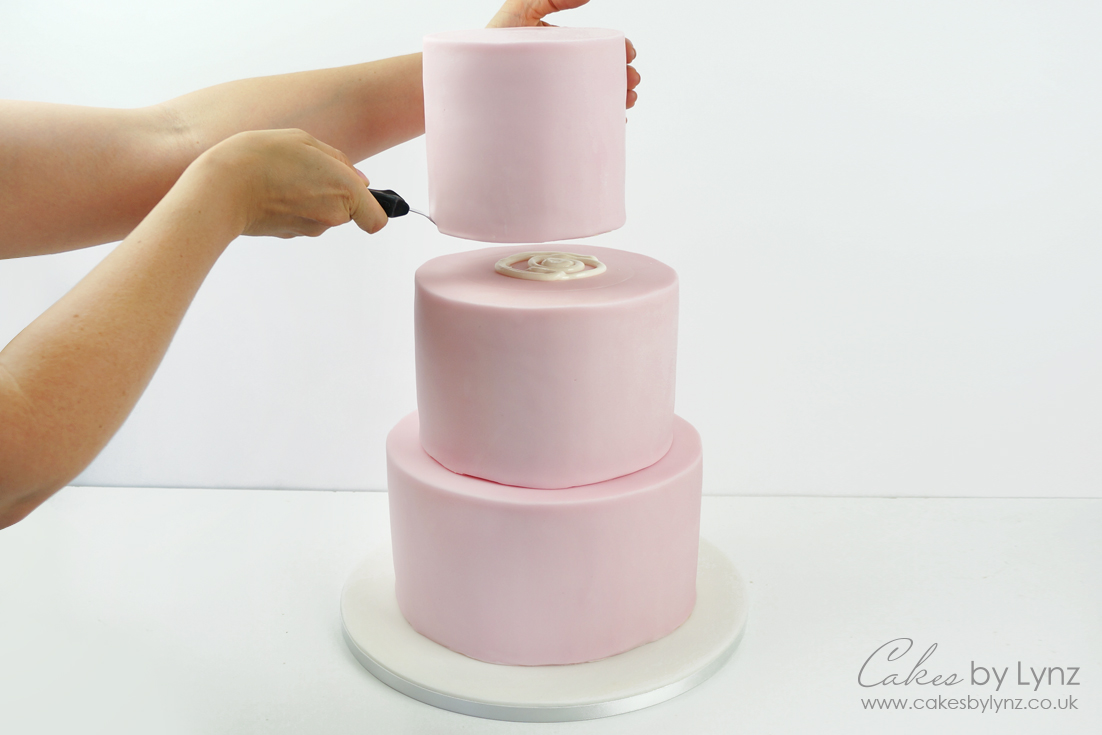 How to stack a tiered cake Preparing, Doweling & Stacking your cakes