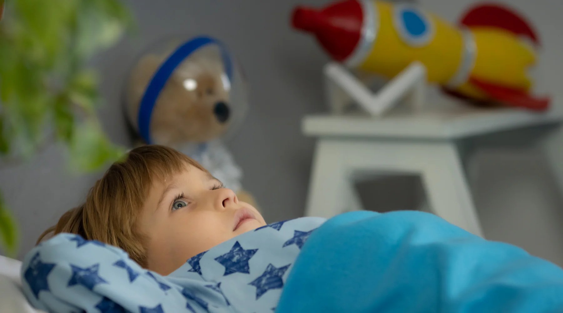 4 Steps to Follow to Get Your Child Sleep In His Bed [Race Car Bed Helps!]