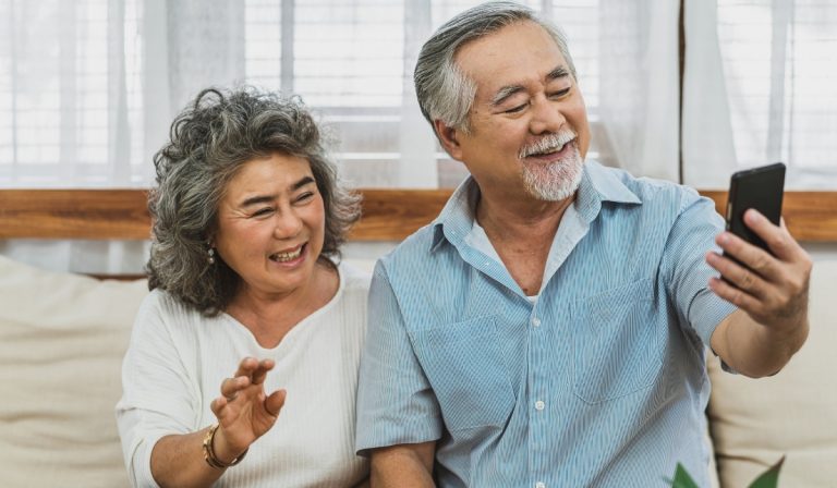7 Best Games to Play on FaceTime With Your Grandkids